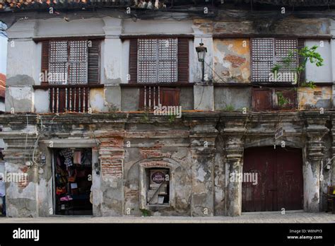 Man found dead in front of establishment in Vigan City .
